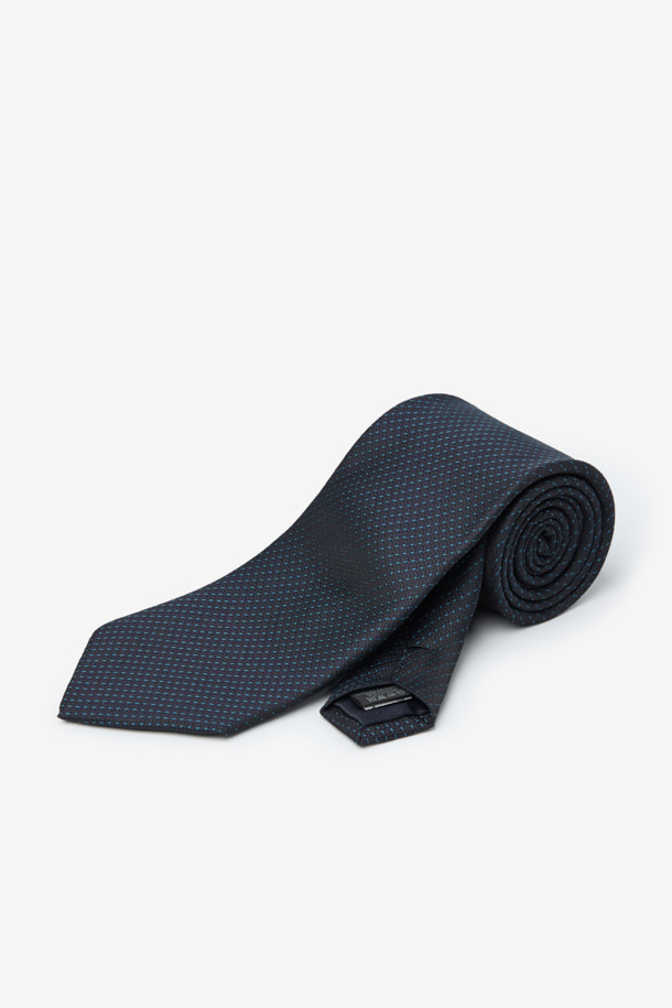 실크 도트 틸네이비 타이는 남성용 포멀 타이로, 부드러운 촉감과 클래식한 스타일을 연출합니다. 틸네이비 컬러 바탕에 사선 도트 패턴이 세련된 인상을 주며, 로고 자수 디테일이 고급스러움을 더합니다. 가볍게 착용 가능하여 오피스룩, 비즈니스 캐주얼, 모임룩 등 다양한 TPO에 활용하기 좋습니다. 클래식하면서도 미니멀한 스타일을 선호하는 남성에게 제격입니다.

