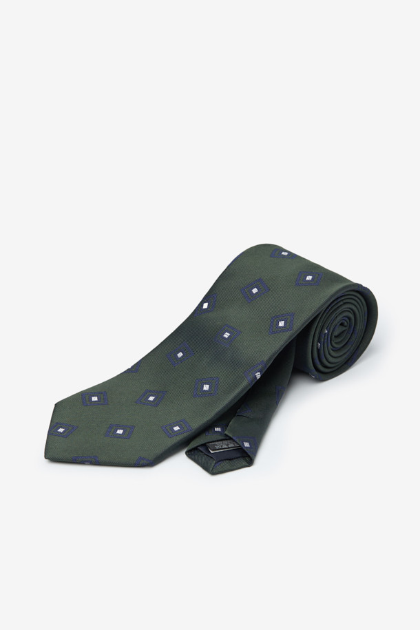 실크 스퀘어 올오버 타이는 남성용 포멀 타이로, 부드러운 촉감과 가벼운 착용감을 자랑합니다. 은은한 광택이 감도는 그린 컬러 실크 소재로 제작되었으며, 클래식하고 미니멀한 디자인을 선호하는 분들께 적합합니다. 올오버 패턴과 스퀘어 디자인이 세련된 느낌을 더하며, 로고 자수 디테일로 고급스러움을 더했습니다. 오피스룩, 비즈니스 캐주얼, 모임룩 등 다양한 TPO에 활용하여 스타일리시한 연출이 가능합니다.
