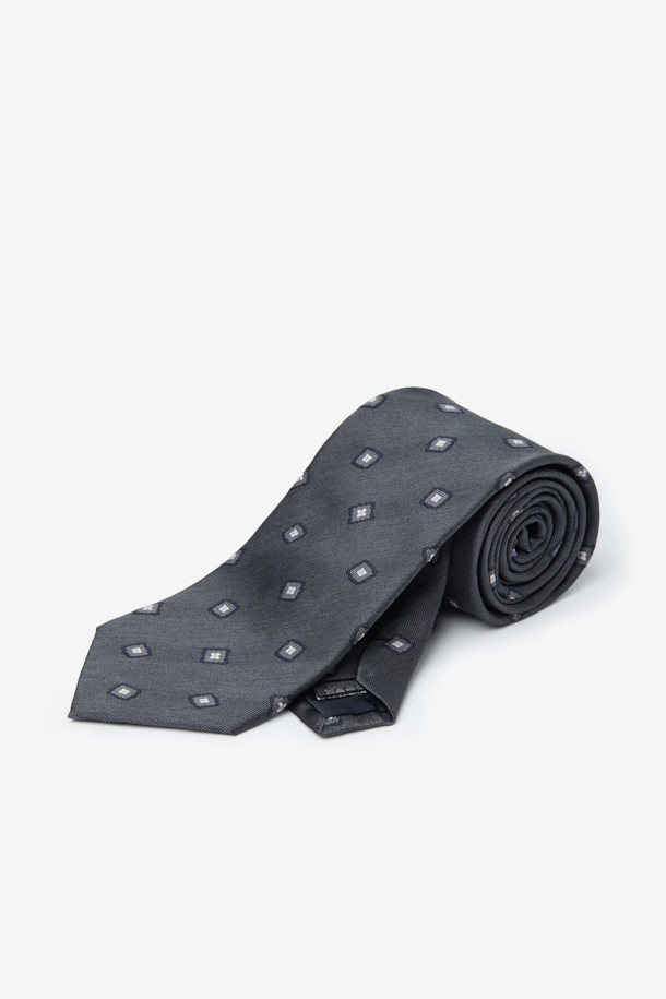 세련된 남성미를 완성하는 실크 라운드스퀘어 타입니다. 부드러운 착용감과 가벼운 소재로 편안함을 선사하며, 깔끔한 실루엣이 돋보입니다. 차분한 그레이 컬러에 라운드스퀘어 패턴이 더해져 포멀한 느낌을 자아냅니다. 오피스룩, 비즈니스 캐주얼, 모임룩 등 다양한 TPO에 활용 가능하며, 클래식, 미니멀, 시크 스타일을 즐기는 남성에게 적합합니다. 디자인에 루프 디테일이 더해져 더욱 세련된 느낌을 줍니다.
