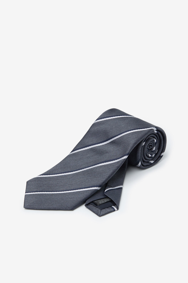 실크 네이비데코 레지멘탈 타이는 남성용 넥타이로, 포멀한 자리에 적합한 클래식 스타일을 연출합니다. 부드러운 촉감의 실크 소재로 제작되었으며, 그레이와 네이비 컬러의 조화로운 배색이 특징입니다. 레지멘탈 스트라이프 패턴과 로고 자수 디테일이 돋보이며, 오피스룩, 비즈니스 캐주얼, 출근룩 등 다양한 TPO에 활용할 수 있습니다. 클래식하고 미니멀한 디자인으로, 세련된 비즈니스 스타일을 완성해보세요.
