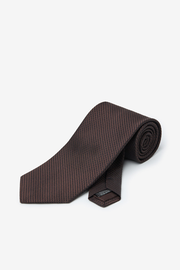 **실크 텍스쳐 솔리드 타이**는 남성용 포멀 넥타이입니다. 부드러운 촉감의 블랙 솔리드 컬러 실크 소재로 제작되어 클래식하고 시크한 스타일을 연출합니다. 오피스룩, 비즈니스 캐주얼, 모임룩 등 다양한 TPO에 활용 가능하며, 얇은 두께감으로 답답함 없이 착용할 수 있습니다. 넥타이 끝단에는 로고 자수가 디자인되어 섬세한 포인트를 더합니다.
