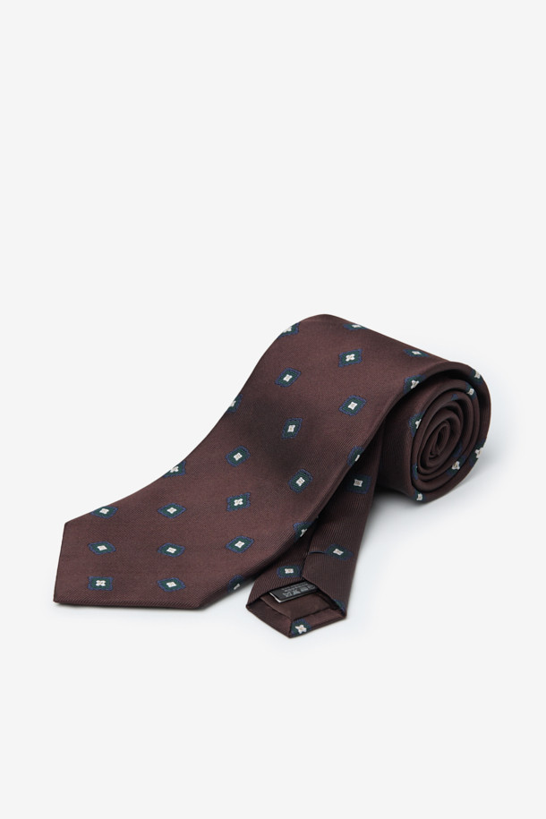 브라운 컬러의 실크 라운드스퀘어 올오버 타이는 남성용 포멀 타이입니다. 부드러운 촉감의 실크 소재로 제작되었으며, 가벼운 착용감을 제공합니다. 라운드스퀘어 패턴과 루프 디자인 장식으로 클래식하면서도 미니멀한 스타일을 연출합니다. 오피스룩, 비즈니스 캐주얼, 모임룩 등 다양한 TPO에 활용 가능합니다. 올오버 패턴이 전체적으로 은은한 포인트를 더하여 세련된 분위기를 선사합니다.
