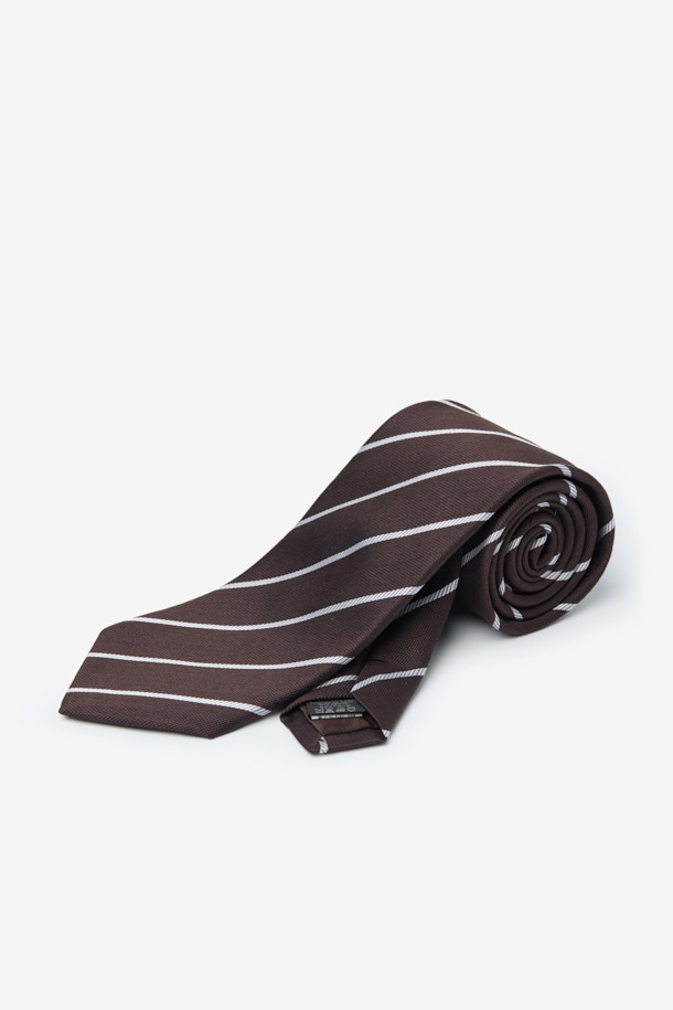 실크 화이트데코 레지멘탈 타이는 남성용 타이로, 고급스러운 스타일을 연출합니다. 브라운과 화이트 컬러의 조화가 세련된 인상을 주며, 실크와 린넨 혼방 소재로 부드럽고 가벼운 촉감을 선사합니다. 포멀한 오피스룩, 비즈니스 캐주얼, 모임룩에 적합하며 클래식하고 미니멀한 스타일을 완성합니다. 사선 라인과 끝단 로고 자수가 디자인의 포인트입니다.
