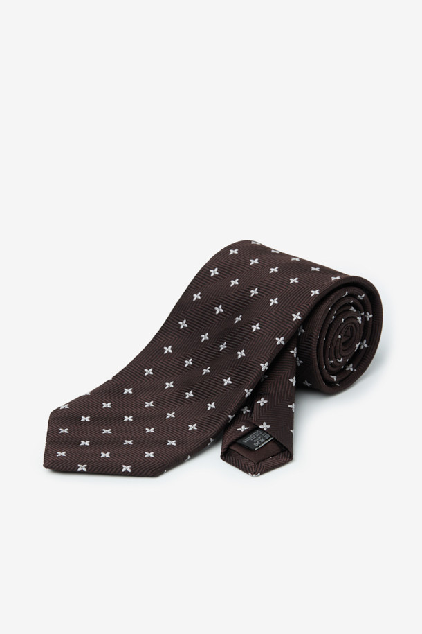 실크 화이트플라워 올오버 타이는 남성용 타이로, 브라운과 화이트 컬러의 플라워 패턴이 돋보이는 포멀 스타일의 넥타이입니다. 실크와 린넨 혼방 소재로 제작되어 가볍고 부드러운 착용감을 선사하며, 오피스룩, 비즈니스 캐주얼, 모임룩 등 다양한 TPO에 활용하기 좋습니다. 클래식하면서도 미니멀한 디자인으로, 로고 자수 디테일이 고급스러움을 더합니다. 사계절 모두 착용 가능하여 활용도가 높습니다.
