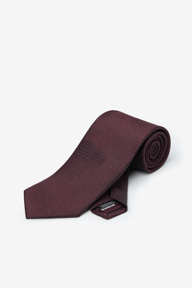 부드러운 실크 소재와 은은한 광택이 돋보이는 브라운 솔리드 타이입니다. 섬세한 마이크로 텍스쳐 패턴이 고급스러운 분위기를 자아내며, 포멀 및 클래식 스타일을 완성합니다. 로고 자수 디테일이 세련된 포인트를 더하고 가벼운 착용감으로 편안함을 선사합니다. 오피스룩, 비즈니스 캐주얼, 모임룩 등 다양한 TPO에 활용 가능하며, 클래식하고 미니멀한 스타일을 추구하는 남성에게 제격입니다. 격식 있는 자리에서 당신의 품격을 한층 더 높여줄 아이템입니다.
