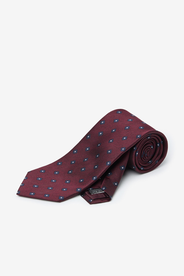 이 실크 네이비플라워 올오버 타이는 남성용 타이로, 비즈니스 캐주얼, 오피스룩, 모임룩 등 다양한 TPO에 활용 가능합니다. 클래식하면서도 미니멀한 스타일을 추구하는 남성에게 적합하며, 고급스러운 실크 소재로 제작되어 가볍고 부드러운 촉감을 선사합니다. 네이비 바탕에 플라워 패턴과 도트 무늬가 조화롭게 어우러져 세련된 느낌을 줍니다. 끝단 이면에는 로고 자수가 포인트로 디자인되어 은은한 멋을 더합니다.
