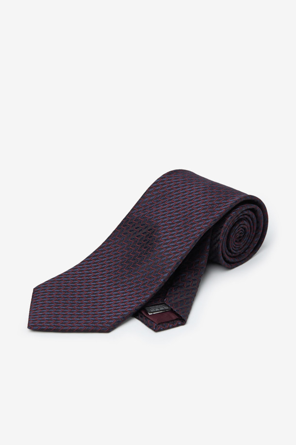 세련된 블랙 컬러의 실크 지그재그 올오버 타이입니다. 고급스러운 스타일과 부드러운 촉감을 선사하며, 오피스룩, 비즈니스 캐주얼, 모임룩 등 다양한 TPO에 활용하기 좋습니다. 클래식, 미니멀, 시크한 스타일을 선호하는 남성분들께 추천합니다. 특히 넥타이 뒷면에는 루프 디자인 장식이 있어 넥타이의 형태를 더욱 안정적으로 잡아줍니다. 실크 소재 특유의 고급스러움과 지그재그 패턴의 세련된 조화가 돋보이는 포멀 타입니다.
