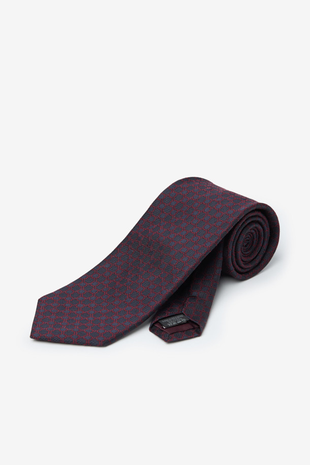 실크 네이비데코 라운드 올오버 타이는 남성용 넥타이로, 포멀한 자리에 적합합니다. 부드럽고 가벼운 실크 소재로 제작되어 편안한 착용감을 선사하며, 깔끔한 실루엣을 연출합니다. 네이비, 와인 컬러의 라운드 패턴으로 디자인되어 클래식하면서도 미니멀한 스타일을 완성합니다. 오피스룩, 비즈니스 캐주얼, 모임룩 등 다양한 TPO에 활용 가능하며, 넥타이 뒷면에는 루프 디테일이 있습니다.
