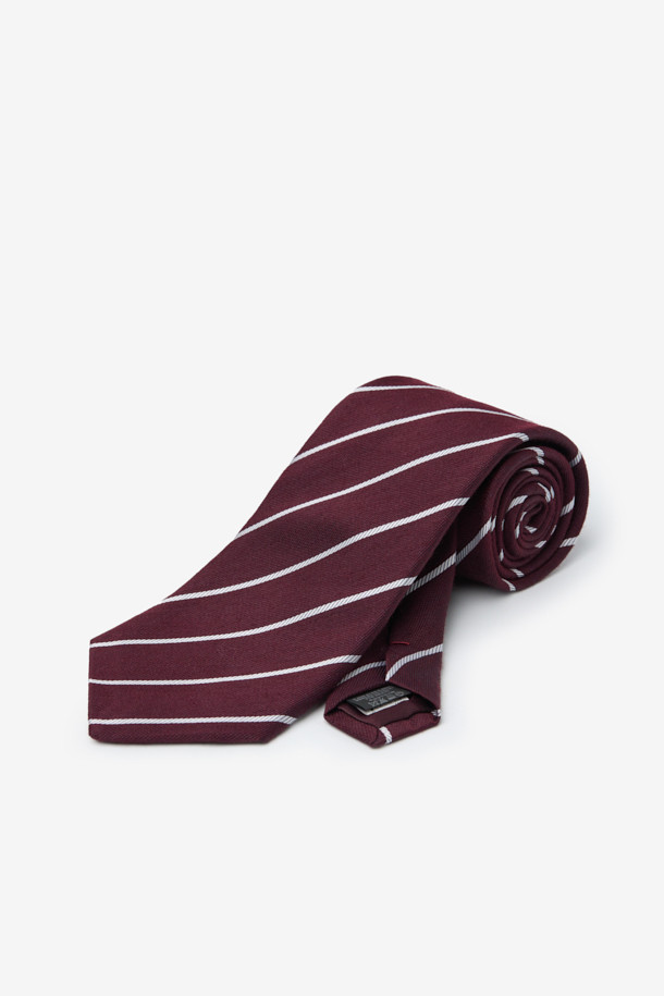 실크 화이트데코 레지멘탈 타이, 남성용 넥타이입니다. 와인과 화이트 컬러의 스트라이프 패턴으로, 클래식하고 미니멀한 스타일을 연출합니다. 부드러운 촉감의 실크와 코튼 소재를 사용하여 착용감이 좋습니다. 포멀한 오피스룩, 비즈니스 캐주얼, 모임룩에 적합하며, 이면 루프가 적용되어 있습니다. 

