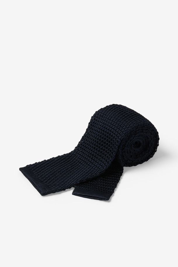 다크 네이비 컬러의 니트 타이입니다. 비즈니스와 캐주얼 모두 소화 가능한 디자인으로, 톤온톤 테이프 디자인이 은은한 포인트를 더합니다. 부드러운 니트 소재로 제작되어 편안한 착용감을 제공하며, 위빙 조직감으로 고급스러운 분위기를 연출합니다. 넥타이 노트 부분은 테이프 처리하여 내구성을 높였습니다. 각도에 따라 색감 변화를 느낄 수 있어, 출근룩, 오피스룩, 비즈니스 캐주얼 등 다양한 TPO에 활용하기 좋습니다.
