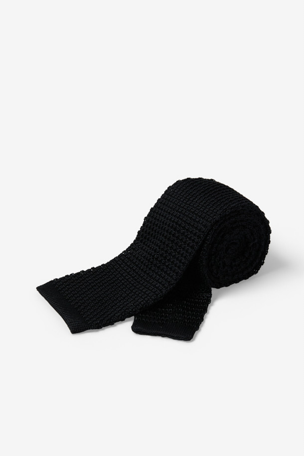 블랙 컬러의 니트 타이입니다. 부드러운 니트 소재로 제작되어 편안한 착용감을 선사하며, 얇은 두께감으로 답답함 없이 착용하기 좋습니다. 무지 디자인에 톤온톤 테이프 디테일이 더해져 은은한 포인트를 주며, 캐주얼과 클래식 스타일 모두 소화 가능합니다. 비즈니스룩, 오피스룩, 비즈니스 캐주얼 등 다양한 TPO에 활용하여 세련된 스타일을 연출해보세요. 내구성이 뛰어나 오랫동안 변함없이 착용할 수 있습니다.
