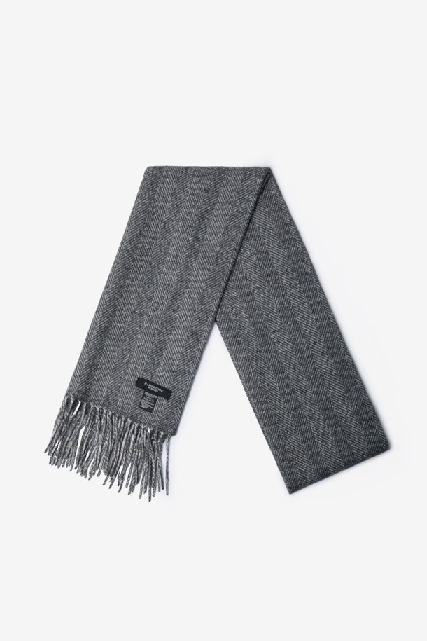 캐시미어 100% 헤링본 머플러는 가을, 겨울 시즌 남성분들의 품격을 높여줄 머플러입니다. 부드러운 촉감의 캐시미어 소재와 클래식한 헤링본 패턴, 그리고 은은한 그레이 컬러가 세련된 분위기를 자아냅니다. 더블 페이스 디자인과 솔리드 이면으로 다양한 스타일 연출이 가능하며, 롱한 기장감과 와이드한 폭으로 더욱 따뜻하게 감쌀 수 있습니다. 출근룩, 모임룩 등 어떤 TPO에도 잘 어울리며, 클래식하고 미니멀한 스타일을 즐기는 분들께 추천합니다.
