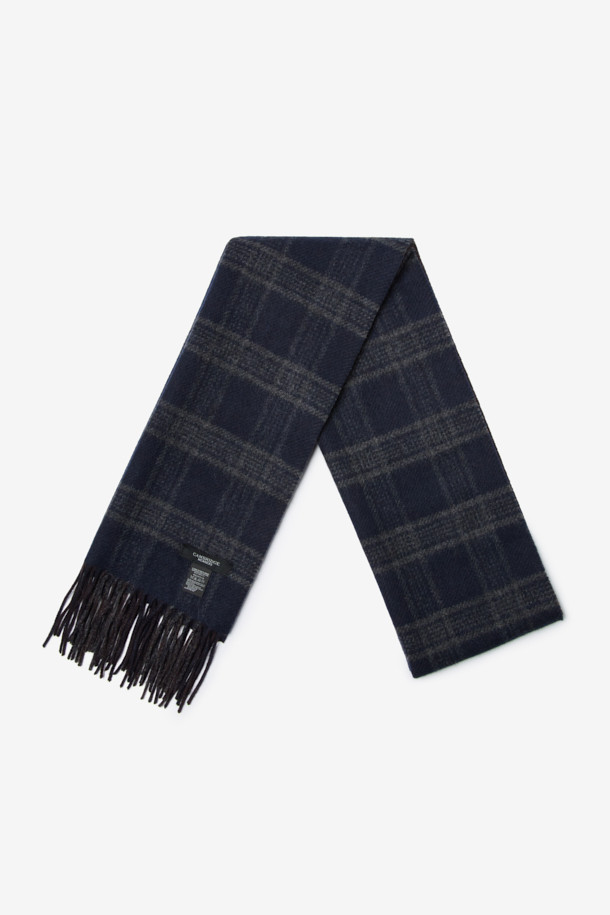 캐시미어 100% 소재의 남성용 체크 머플러입니다. 네이비, 그레이, 브라운 세 가지 색상으로 출시되어 출근룩, 모임룩 등 다양한 TPO에 활용 가능합니다. 두꺼운 두께감과 부드러운 촉감으로 뛰어난 보온성을 제공하며, 더블페이스 디자인과 롱, 와이드한 사이즈로 스타일리시함을 더했습니다. 클래식, 미니멀, 캐주얼 등 어떤 스타일에도 잘 어울려 겨울철 필수 아이템입니다.
