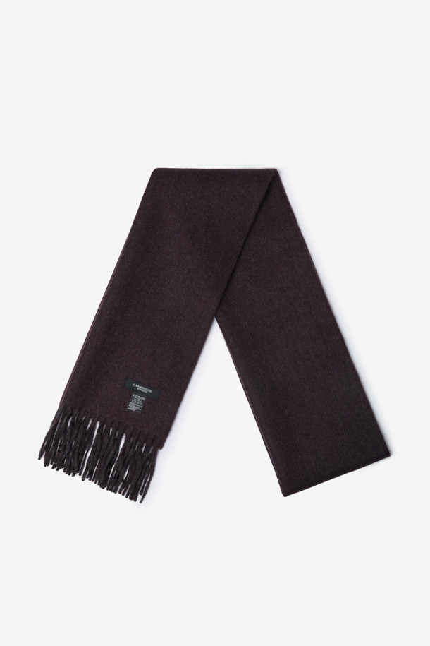 캐시미어 100% 소재의 투톤 머플러입니다. 와인과 네이비 컬러의 조화가 세련된 디자인으로, 출근룩, 모임룩, 연말 모임룩 등 다양한 TPO에 활용하기 좋습니다. 부드러운 촉감의 캐시미어 소재와 보온 기능으로 가을, 겨울철 따뜻하게 착용할 수 있으며, 클래식하고 미니멀한 스타일을 연출합니다. 트윌 패턴과 프린지 장식, 더블 페이스, 롱 기장감, 와이드한 폭, 이면 솔리드 디테일이 특징입니다. 남성분들을 위한 머플러로, 고급스러운 분위기를 더해줍니다.
