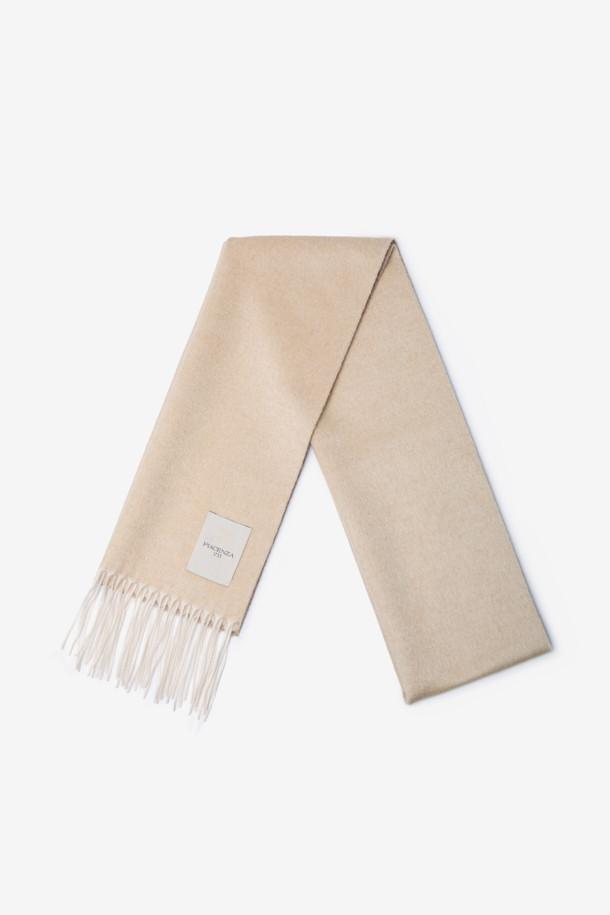 피아젠자 캐시미어 실크 머플러는 부드러운 촉감과 보온성을 갖춘 남성용 머플러입니다. 베이지 색상의 무지 디자인으로, 클래식하고 미니멀한 스타일을 연출합니다. 캐시미어와 실크 소재의 조화로 고급스러운 느낌을 더하며, 두꺼운 두께와 와이드한 기장감, 프린지 장식이 특징입니다. 가을, 겨울철 출근룩, 비즈니스 캐주얼, 모임룩 등 다양한 TPO에 활용 가능하며, 일상에서 따뜻하고 세련된 스타일을 완성해 줍니다.
