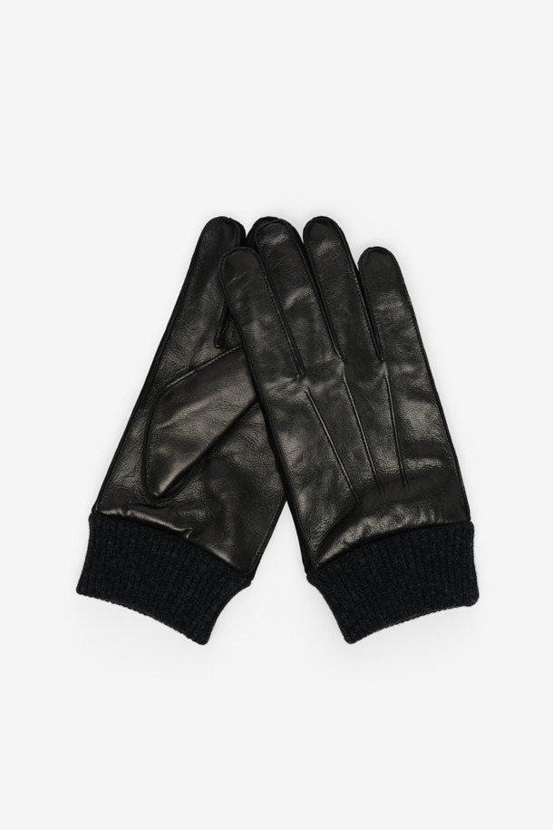 부드러운 양가죽 소재의 남성용 캐주얼 장갑입니다. 블랙 컬러에 손가락 사이드 배색 처리를 더하여 세련된 디자인을 완성했습니다. 안감은 퍼 소재로 제작되어 뛰어난 보온성을 제공하며, 겨울철 추위로부터 손을 따뜻하게 보호합니다. 입구 립조직 적용으로 밀착감을 높여 착용감이 우수하며, 클래식하면서도 미니멀한 스타일을 연출합니다. 데일리룩에 포인트 아이템으로 활용하기 좋습니다.
