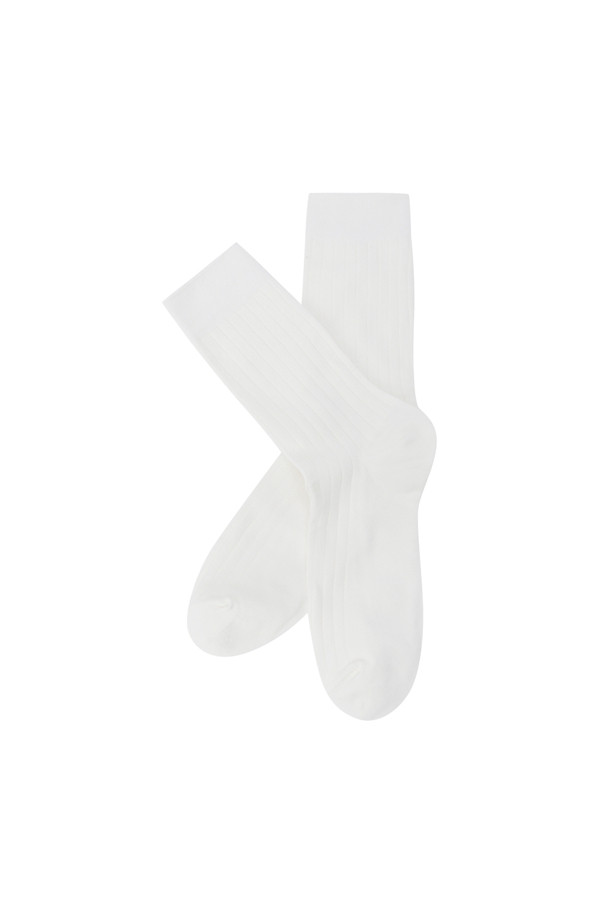 실켓 드레스 립 솔리드 삭스는 남성을 위한 사계절용 양말로, 미니멀, 캐주얼, 클래식 스타일을 아우릅니다. 면 소재로 제작되어 부드러운 촉감을 선사하며, 신축성이 뛰어나 편안한 착용감을 제공합니다. 베이직한 디자인에 탑 라인 립 조직으로 포인트를 주어 세련된 느낌을 더했습니다. 골지와 무지 패턴으로 구성되어 다양한 스타일에 매치하기 용이합니다. 일상생활에서 폭넓게 활용할 수 있는 실용적인 아이템입니다.
