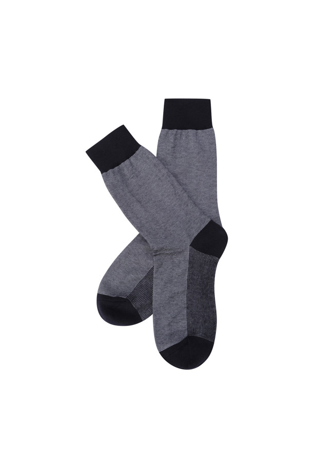 "실켓 드레스 립 솔리드 삭스"는 남성을 위한 얇은 두께의 면 소재 양말입니다. 부드러운 촉감과 은은한 광택이 특징인 실켓 가공으로 제작되어 고급스러운 느낌을 선사합니다. 무지 디자인에 탑 라인 립 조직과 배색 디테일을 더해 미니멀, 클래식, 캐주얼 스타일 모두 소화 가능합니다. 출근룩 또는 비즈니스 캐주얼에 활용하여 깔끔하고 세련된 룩을 연출해보세요. 그레이, 블랙 두 가지 색상으로 출시되어 다양한 스타일에 매치하기 용이합니다.
