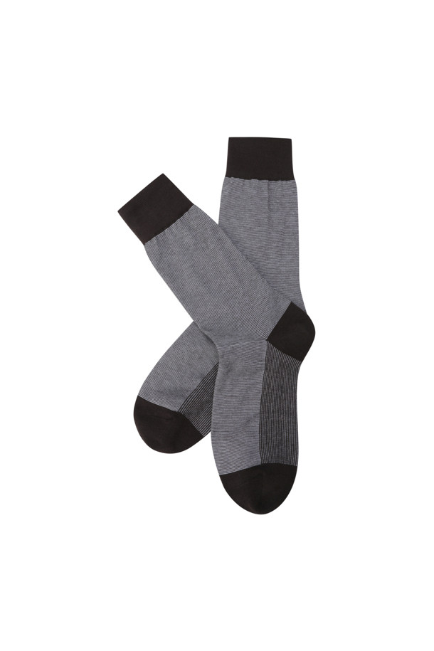 남성용 실켓 드레스 립 솔리드 삭스입니다. 부드러운 촉감의 면, 스판덱스 혼방 소재로 제작되어 사계절 내내 착용하기 좋습니다. 얇은 두께감과 신축성으로 편안한 착용감을 선사하며, 립 조직과 솔리드 패턴으로 미니멀하고 클래식한 스타일을 연출합니다. 출근룩과 집콕룩 모두에 잘 어울리며, 그레이, 블랙 두 가지 색상으로 만나보세요. 탑라인 립 조직과 배색 디자인이 돋보입니다.
