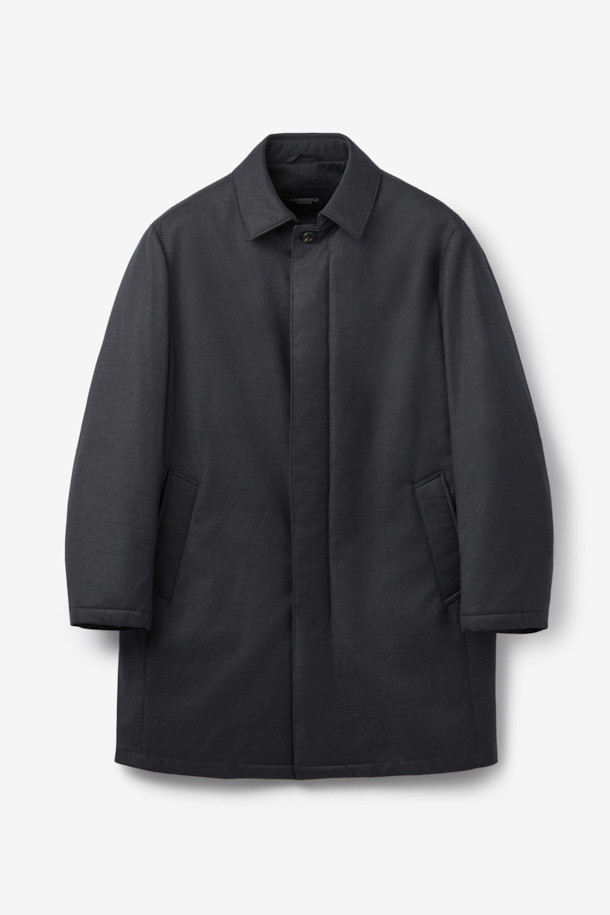 로로피아나(Loro Piana) 스톰 원단으로 제작된 남성용 런던코트입니다. 네이비 컬러의 무지 디자인으로, 클래식하고 미니멀한 스타일을 연출합니다. 겨울철 보온을 위한 두꺼운 두께감과 유럽피안 구스다운 충전재를 사용하여 뛰어난 보온성을 제공합니다. 방수, 방풍 기능을 갖춘 테크니컬 패브릭과 울 블렌드 소재로 제작되어 쾌적한 착용감을 선사하며, 밑단 분리 디테일이 돋보입니다. 출근룩, 비즈니스 캐주얼, 모임룩 등 다양한 TPO에 활용 가능하며, 시크한 매력을 더합니다.
