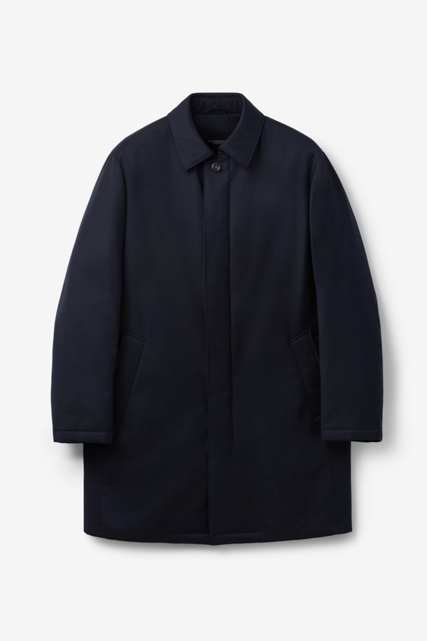 로로피아나 스톰 원단으로 제작된 남성용 구스다운 런던코트입니다. 네이비 컬러의 롱 기장 코트로, 클래식하고 포멀한 스타일을 연출합니다. 겨울철 보온을 위한 두꺼운 두께감과 방수, 방풍 기능을 갖춰 뛰어난 실용성을 자랑합니다. 레귤러핏으로 제작되었으며, 무지 디자인에 버튼 여밈 방식을 적용했습니다. 출근룩, 오피스룩, 모임룩 등 다양한 TPO에 활용 가능한, 미니멀하고 시크한 겨울철 필수 아이템입니다.
