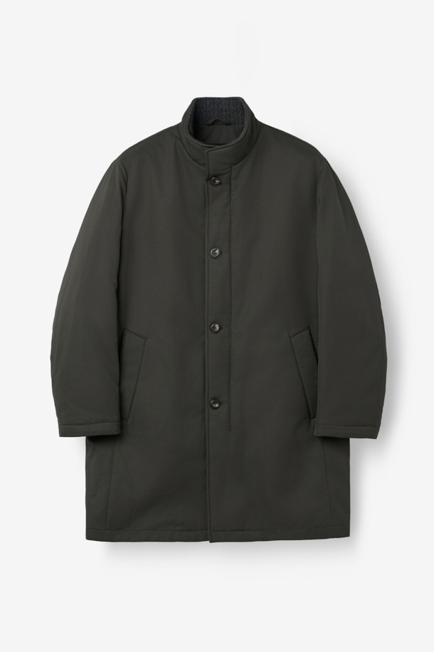 스탠드 니트카라 구스다운 트렌치 코트는 겨울철 일상과 출근룩에 모두 잘 어울리는 아우터입니다. 카키와 올리브 두 가지 색상으로 제공되며, 클래식하고 미니멀한 스타일을 연출합니다. 유러피안 구스다운 충전재와 메리노 무스탕 배색으로 보온성과 고급스러움을 동시에 잡았습니다. 스탠드 카라와 니트 트리밍 디테일이 돋보이며, 긴 소매와 레귤러핏으로 편안하게 착용 가능합니다. 싱글 버튼 여밈 방식과 두꺼운 두께감으로 추운 겨울에도 따뜻하게 몸을 보호해 줍니다.
