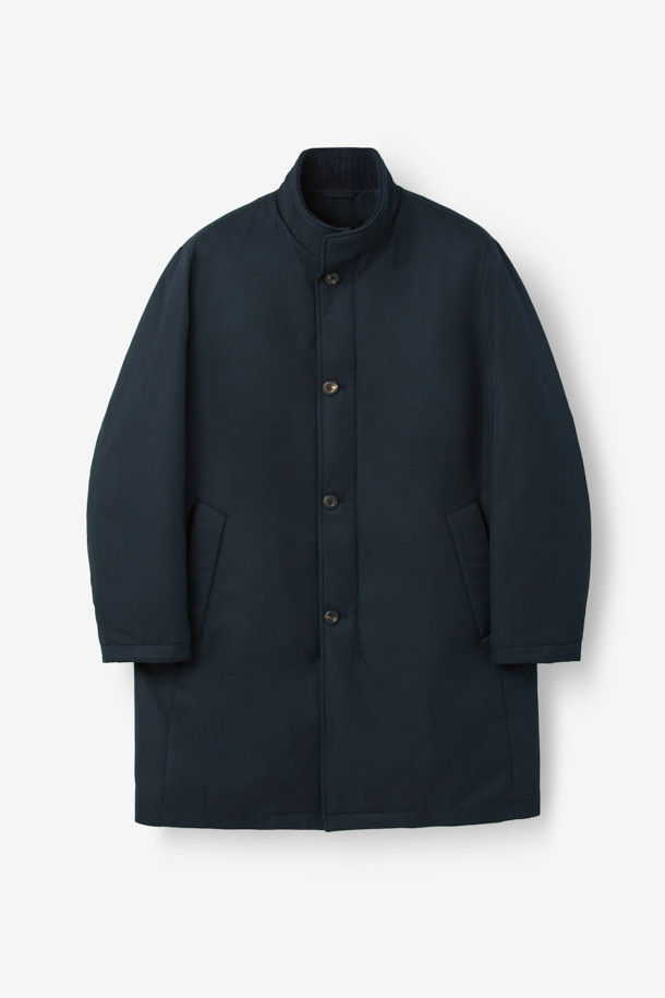 네이비 컬러의 스탠드 니트카라 구스다운 트렌치 코트입니다. 캐주얼, 클래식, 미니멀한 스타일을 모두 아우르는 디자인으로, 일상과 출근룩에 모두 활용 가능합니다. 두꺼운 두께감으로 겨울철 보온성을 높였으며, 유로피안 구스다운 충전재와 메리노 무스탕 배색으로 고급스러움을 더했습니다. 스탠드 카라와 니트 카라 디테일이 돋보이며, 레귤러핏으로 편안하게 착용할 수 있습니다. 경량 기능으로 활동성 또한 놓치지 않았습니다.
