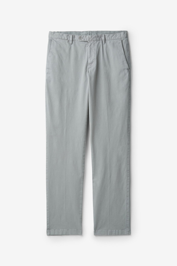 가을 시즌, 베이직한 스타일을 완성할 코튼 스트레치 다잉 치노 팬츠입니다. 라이트 그레이 컬러의 무지 디자인으로, 출근룩과 비즈니스 캐주얼에 활용하기 좋습니다. 면 소재로 제작되어 편안한 착용감을 선사하며, 가먼트 다잉 기법으로 은은한 멋을 더했습니다. 신축성 있는 스트레치 원단으로 활동성을 높였으며, 그레이, 챠콜 그레이, 카키 컬러의 상의와 매치하여 미니멀하고 클래식한 분위기를 연출해보세요.
