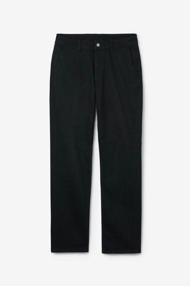 블랙 코튼 데님 팬츠는 베이직한 스타일로, 사계절 내내 활용 가능한 실용적인 아이템입니다. 일상, 출근룩, 데이트룩 등 다양한 TPO에 매치하기 좋으며, 미니멀, 클래식, 캐주얼 스타일을 즐겨 입는 분들께 추천합니다. 면과 데님 혼방 소재로 제작되어 편안한 착용감을 선사하며, 중간 두께감과 내추럴한 표면감의 원워싱 처리로 자연스러운 멋을 더했습니다. 어떤 상의와도 잘 어울려 데일리룩의 완성도를 높여줍니다.
