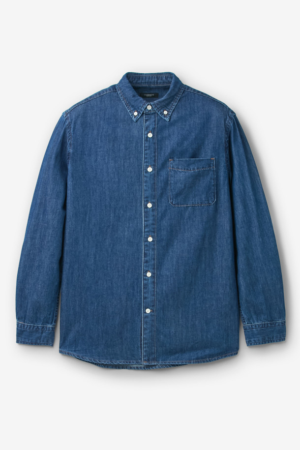 이 코튼 데님 셔츠는 봄, 가을에 어울리는 캐주얼 스타일의 상의입니다. 레귤러핏으로 제작되어 편안한 착용감을 제공하며, 버튼다운 네크라인과 긴 소매가 특징입니다. 워싱 처리된 블루 컬러의 무지 디자인은 어떤 룩에도 자연스럽게 어울립니다. 데이트룩, 출근룩 등 다양한 TPO에 활용할 수 있으며, 미니멀, 클래식 스타일을 선호하는 분들께 추천합니다. 면과 데님 소재의 조화로 부드러운 촉감과 내구성을 동시에 갖췄습니다.
