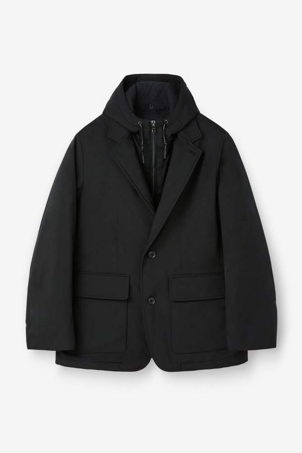 화섬 후드 패널 드라이빙 재킷은 간절기 날씨에 적합한 캐주얼 스타일의 남성용 재킷입니다. 블랙 색상의 무지 디자인으로, 출근룩이나 여행룩 등 다양한 TPO에 활용할 수 있습니다. 후드 탈부착이 가능하며, 방수, 방풍, 발수 기능과 보온성을 갖춰 변덕스러운 날씨에도 쾌적하게 착용할 수 있습니다. 레귤러 핏에 버튼 여밈 방식으로, 미니멀하고 클래식한 스타일을 연출합니다. 긴소매 기장의 화섬 소재로 제작되어 편안한 착용감을 제공합니다.
