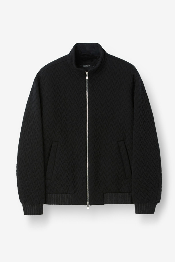 마지아 울 스트레치 블루종은 간절기에 적합한 남성용 블루종입니다. 블랙 컬러에 퀼팅 패턴이 돋보이며, 캐주얼과 모던 스타일을 동시에 연출합니다. 울 소재와 탄탄한 촉감, 긴 소매 기장이 특징이며, 패딩 충전재와 안감으로 보온성을 높였습니다. 비즈니스 캐주얼 및 출근룩에 활용하기 좋은 아이템으로, 집업 스타일로 간편하게 착용할 수 있습니다.
