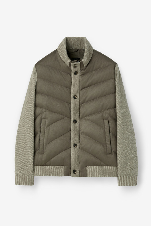 가을과 겨울, 당신의 스타일을 책임질 인조 스웨이드 하이브리드 구스다운 블루종입니다. 캐주얼한 무드의 이 블루종은 카키와 올리브 두 가지 색상으로 출시되어, 출근룩은 물론 다양한 일상 스타일에 활용하기 좋습니다. 부드러운 촉감의 스웨이드 소재와 보온성을 높여주는 구스다운 안감, 그리고 니트 소매의 하이브리드 디자인이 특징입니다. 레귤러 핏으로 편안한 착용감을 선사하며, 버튼 여밈 방식과 무지 패턴으로 미니멀하고 클래식한 분위기를 연출합니다. 쌀쌀한 날씨에도 따뜻하고 스타일리시하게 당신의 개성을 표현해보세요.
