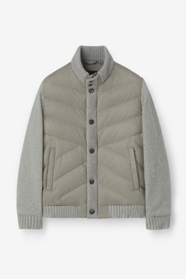 인조 스웨이드 하이브리드 구스다운 블루종은 부드러운 촉감의 인조 스웨이드 소재와 보온성이 뛰어난 구스다운 안감, 니트 소매의 하이브리드 디자인으로 한겨울에도 따뜻하게 착용할 수 있습니다. 캐주얼, 미니멀, 클래식 스타일을 아우르는 디자인으로, 일상복으로 활용하기 좋습니다. 레귤러 핏에 버튼 여밈 방식으로 편안한 착용감을 선사하며, 무지 디자인으로 어떤 스타일에도 쉽게 매치할 수 있습니다. 톤 다운된 그레이 컬러로 세련된 분위기를 연출합니다.
