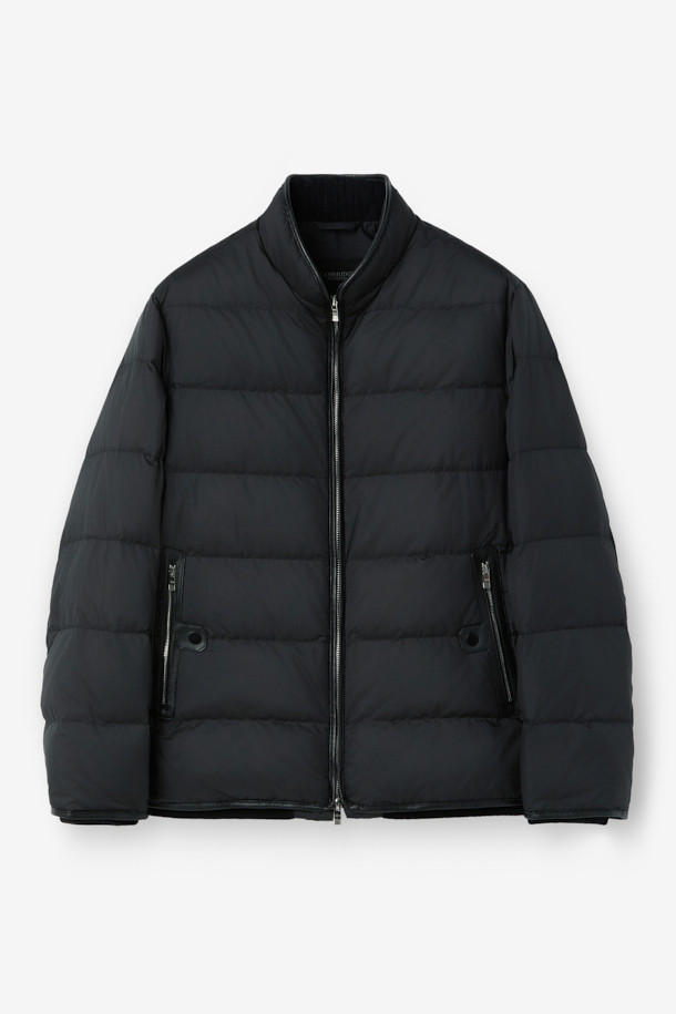 가죽 트리밍 경량 구스다운 블루종은 겨울철 출근룩을 위한 베이직 스타일의 아우터입니다. 가볍고 따뜻한 구스다운 충전재와 부드러운 나일론 소재, 가죽 트리밍 디테일이 고급스러운 분위기를 연출합니다. 숏 기장의 레귤러핏 블루종으로, 니트 시보리 밑단과 소매 니트 디테일이 편안한 착용감을 선사합니다. 집업 스타일로 간편하게 착용 가능하며, 무지 블랙 컬러로 어떤 옷에도 쉽게 매치할 수 있습니다. 보온성과 경량성을 동시에 갖춰 겨울철 데일리 아우터로 손색없습니다.
