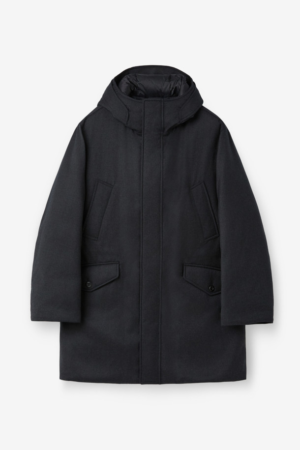 레다 울 후드 구스다운 점퍼는 겨울철 남성분들의 일상 및 캐주얼룩을 책임지는 아우터입니다. 클래식하고 미니멀한 스타일을 추구하며, 부드러운 촉감의 울 소재로 제작되어 고급스러운 착용감을 선사합니다. 무지 디자인에 레귤러핏으로 제작되었으며, 집업 방식으로 간편하게 착용 가능합니다. 보온성과 경량성을 갖춘 구스다운 충전재와 레이어드가 가능한 디자인으로, 출근룩과 모임룩 등 다양한 TPO에 활용할 수 있습니다.
