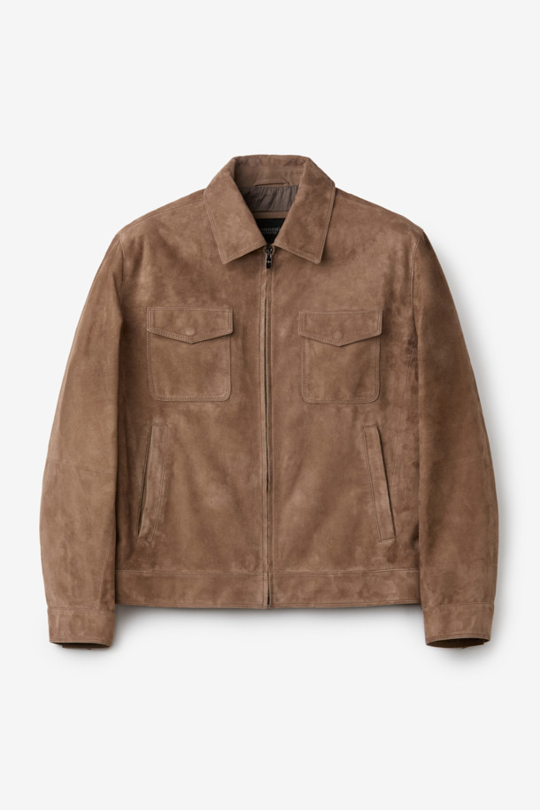 고급스러운 무드의 남성용 '고트 스웨이드 트러커' 자켓입니다. 부드러운 촉감의 고급 고트스킨 스웨이드 소재로 제작되어, 봄, 가을 시즌에 착용하기 좋습니다. 브라운 컬러와 클래식, 캐주얼 스타일을 아우르는 디자인은 데이트룩, 모임룩, 비즈니스 캐주얼 등 다양한 TPO에 활용할 수 있습니다. 레귤러핏과 크롭 기장, 집업 여밈 방식으로 편안한 착용감을 선사하며, 미니멀한 스타일을 즐기는 분들께도 추천합니다. 물에 약하니, 젖지 않도록 주의하여 관리해주세요.
