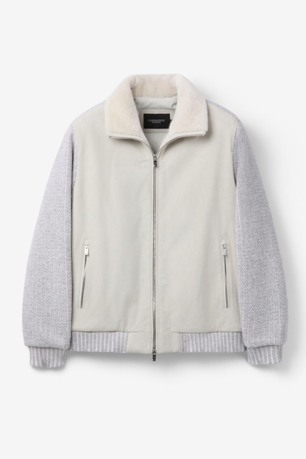 남성용 고트 스웨이드 하이브리드 구스 다운 블루종입니다. 부드러운 촉감의 고트 스웨이드와 니트 소재의 조화가 돋보이며, 등판과 소매는 니트 소재로, 카라와 퍼 배색으로 포인트를 더했습니다. 유럽피안 구스다운 충전재를 사용하여 보온성을 높였으며, 일상 및 데이트룩에 활용하기 좋은 캐주얼 스타일의 점퍼입니다. 레귤러핏으로 편안하게 착용 가능하며, 가을, 겨울 시즌에 따뜻함을 선사합니다. 집업 방식으로 간편하게 입고 벗을 수 있으며, 무지 디자인으로 다양한 스타일 연출이 용이합니다.
