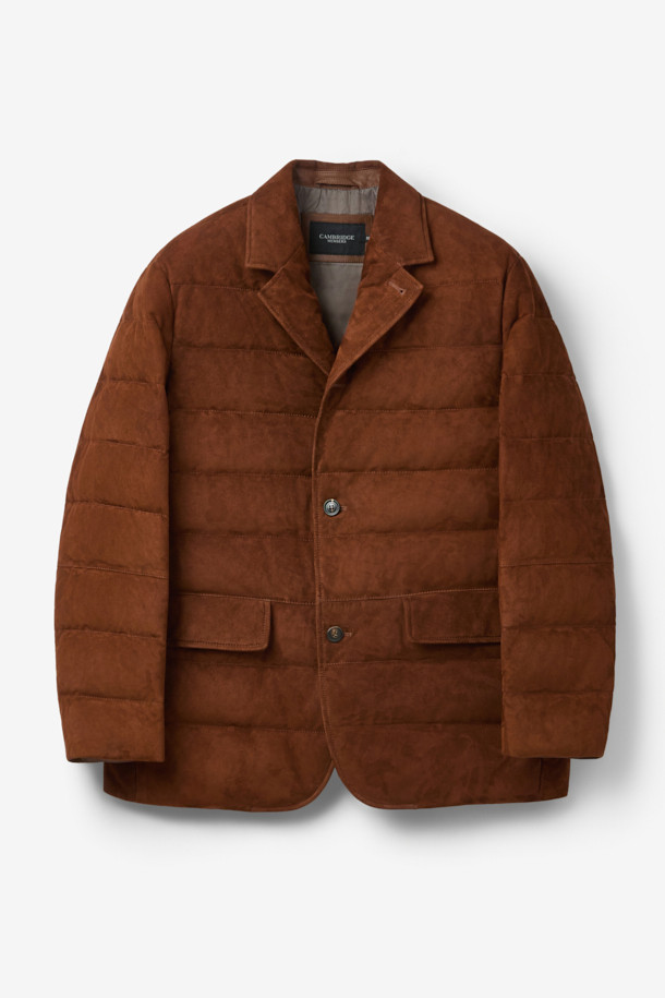 부드러운 스웨이드 소재와 따뜻한 구스다운 충전재가 돋보이는 남성용 램 스웨이드 후드 드라이빙 구스 다운 재킷입니다. 베이직하고 캐주얼한 스타일로, 일상과 비즈니스룩 모두에 잘 어울립니다. 탈부착 가능한 후드와 포근한 퍼 안감으로 보온성을 높였으며, 경량 설계로 편안한 착용감을 선사합니다. 브라운 컬러의 레귤러핏 드라이빙 재킷으로, 버튼 여밈 방식과 긴 소매 기장을 갖추었습니다. 겨울철, 클래식하면서도 미니멀한, 그리고 캐주얼한 스타일을 연출해보세요.
