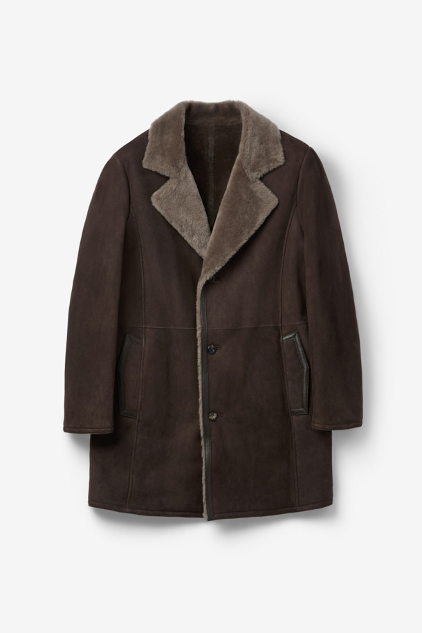 클래식하고 엘레강스한 무드를 자아내는 여성 램 무스탕입니다. 부드러운 소가죽 소재에 두꺼운 두께감으로 뛰어난 보온성을 자랑하며, 안감은 퍼로 마감하여 포근한 착용감을 선사합니다. 롱 기장의 브라운 컬러 무스탕으로, 시크한 스트라이프 패턴과 더블 페이스, 퍼 배색 디테일이 돋보입니다. 싱글 버튼 여밈과 레귤러핏으로 제작되어 데이트룩, 모임룩, 연말 모임룩 등 다양한 TPO에 활용 가능합니다.
