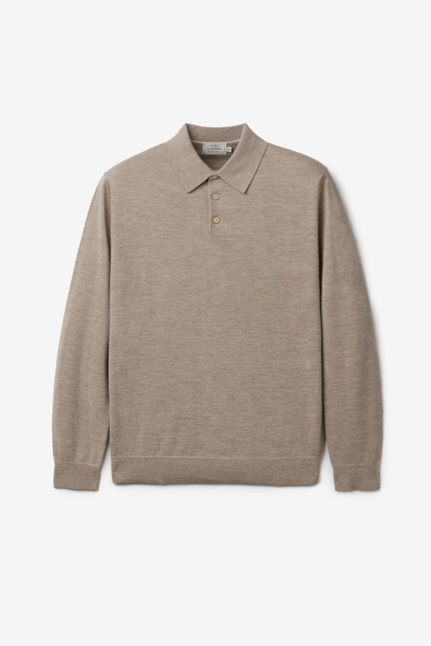 뉴베이 캐시미어100 카라넥 니트는 부드러운 촉감의 캐시미어 100% 소재로 제작된 긴소매 니트입니다. 베이직하고 캐주얼한 스타일로, 가을과 겨울에 따뜻하게 착용할 수 있습니다. 레귤러핏으로 제작되었으며, 카라넥 디자인과 하프 버튼 여밈으로 포인트를 더했습니다. 소매와 밑단은 리브 마감으로 처리되어 안정감을 주며, 출근룩이나 모임룩 등 다양한 TPO에 활용 가능합니다. 캐주얼, 클래식, 미니멀 스타일을 즐겨 입는 분들께 추천합니다.
