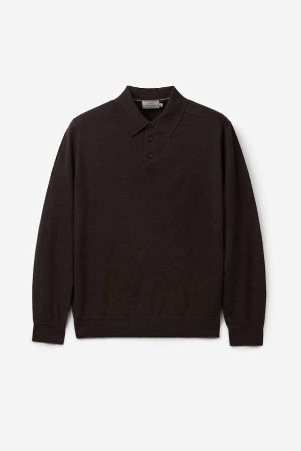 뉴베이 캐시미어100 카라넥 니트는 부드러운 촉감의 캐시미어 100% 소재로 제작되어 가을과 겨울, 따뜻하고 포근하게 착용할 수 있습니다. 베이직하고 캐주얼한 스타일로, 레귤러 핏에 하프 버튼 여밈, 카라넥 디자인이 특징입니다. 브라운 컬러의 무지 디자인으로 다양한 룩에 활용하기 좋으며, 출근룩과 모임룩을 위한 클래식하고 미니멀한 스타일을 연출할 수 있습니다. 소매와 밑단은 리브 마감으로 처리되어 안정적인 착용감을 제공합니다. 레귤러 기장으로 어떤 하의에도 잘 어울려 데일리 니트로 손색없습니다.
