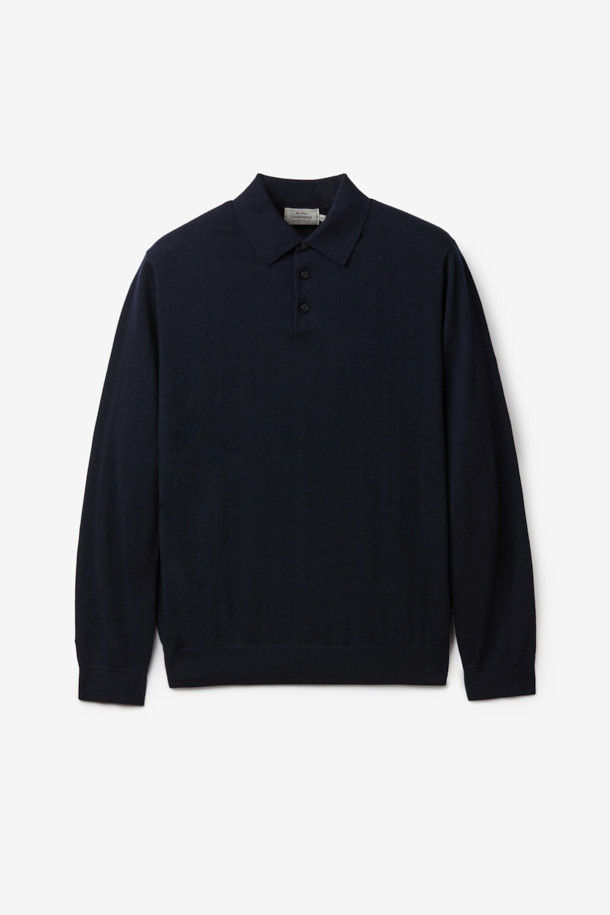 뉴베이 캐시미어 100 카라넥 니트는 부드러운 촉감과 따뜻함을 선사하는 남성용 니트 스웨터입니다. 100% 캐시미어 소재로 제작되어 가을, 겨울철에 포근하게 착용할 수 있으며, 베이직하고 캐주얼한 스타일을 연출합니다. 하프 버튼 여밈과 소맷단, 밑단의 리브 마감으로 디테일을 더했으며, 레귤러핏으로 편안한 착용감을 제공합니다. 네이비 색상과 카라넥 디자인으로 출근룩, 비즈니스 캐주얼, 캐주얼, 클래식, 미니멀 스타일 모두에 잘 어울립니다. 긴 소매 기장의 두꺼운 두께감으로 보온성을 높였습니다.
