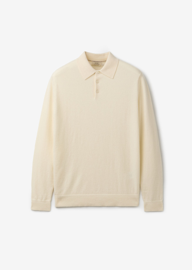 켄싱턴 캐시미어 100% 카라넥 니트는 부드러운 촉감의 캐시미어 100% 소재로 제작된 남성용 니트입니다. 두꺼운 두께감과 레귤러핏으로 제작되었으며, 베이직, 포멀, 캐주얼 스타일 모두 소화 가능합니다. 3버튼 카라 디자인과 볼륨감이 특징이며, 겨울철 출근룩, 비즈니스 캐주얼, 모임룩 등 다양한 TPO에 활용할 수 있습니다. 클래식, 미니멀, 캐주얼 스타일을 즐기는 남성에게 적합하며, 아이보리 색상의 무지 디자인으로 어떤 스타일에도 쉽게 매치할 수 있습니다. 긴 소매 기장의 레귤러 기장 니트입니다.
