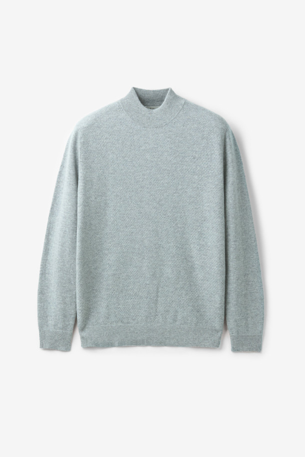 캐시미어 100% 소재로 제작된 하프 터틀넥 니트입니다. 은은하고 고급스러운 라이트 그레이 컬러로, 우아하고 베이직한 스타일을 연출합니다. 쌀쌀한 가을, 겨울 시즌에 포근함을 선사하며, 출근룩, 오피스룩, 모임룩 등 다양한 TPO에 활용 가능합니다. 볼륨감 있는 조직감과 부드러운 촉감으로 편안하게 착용할 수 있으며, 클래식하면서도 미니멀한 디자인으로 폭넓은 스타일을 소화합니다.
