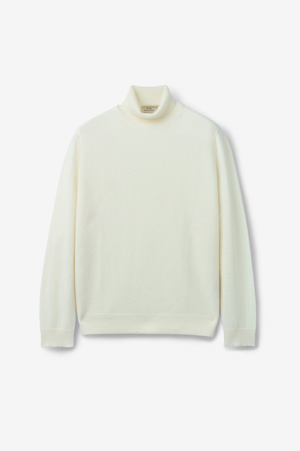 캐시미어 100% 풀 터틀넥 니트는 부드러운 촉감과 따뜻함을 선사하는 겨울철 필수 아이템입니다. 아이보리 색상의 무지 디자인으로, 클래식하고 미니멀한 스타일을 연출하여 출근룩에 적합합니다. 2/26수 원사의 캐시미어 100% 소재로 제작되어 고급스러움을 더하며, 탄탄한 넥라인은 오랫동안 변형 없이 착용 가능합니다. 긴 소매 기장으로 보온성을 높여 겨울철에도 스타일리시하게 연출할 수 있습니다.
