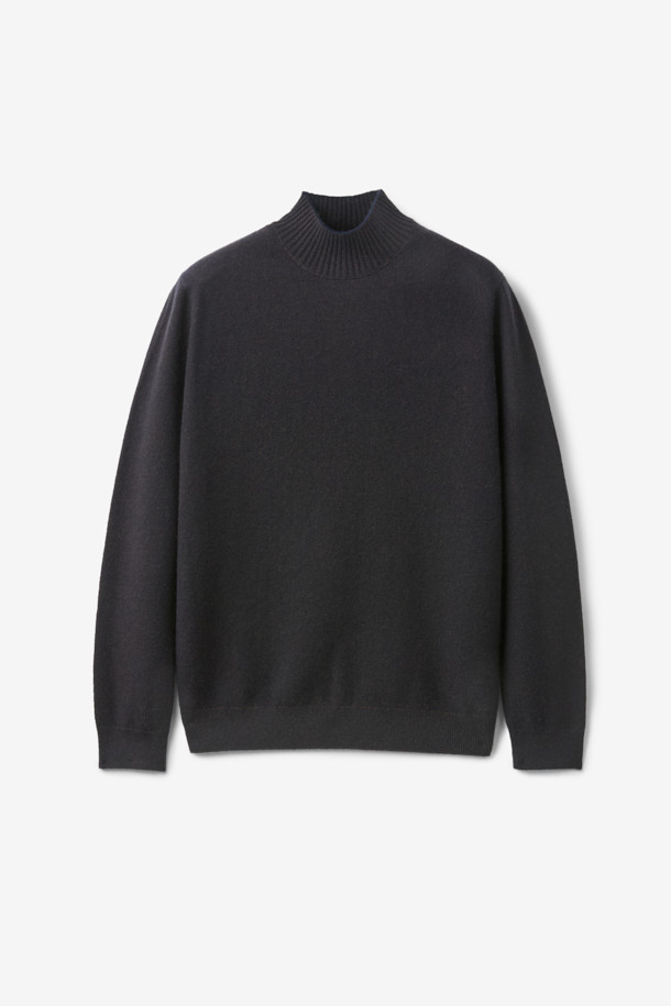 네이비와 브라운 두 가지 색상으로 출시된 울 캐시 투톤 하프 터틀넥 니트입니다. 울 70%와 캐시미어 30% 혼방 소재로 제작되어 부드러운 촉감을 선사하며, 겨울철 따뜻하게 착용할 수 있습니다. 레귤러 핏에 하프넥 디자인으로 클래식, 미니멀, 캐주얼 등 다양한 스타일을 연출하기 좋습니다. 출근룩이나 모임룩으로 활용하기 좋으며, 무지 패턴으로 어떤 하의와도 쉽게 매치할 수 있습니다. 긴 소매 기장의 두꺼운 두께감으로 포근함을 더했습니다.
