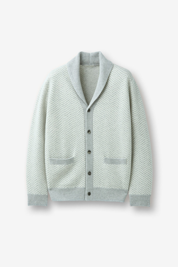 부드러운 울과 캐시미어 혼방 소재의 헤링본 패턴 숄 카디건 니트입니다. 민트와 그레이 두 가지 색상으로 출시되었으며, 가을과 겨울에 따뜻하게 착용할 수 있습니다. 숄 카라 디자인과 레귤러핏으로 클래식한 무드를 연출하며, 두꺼운 두께감으로 보온성을 높였습니다. 70% 울, 30% 캐시미어 혼방의 고급스러운 소재감과 자카드 조직으로 제작되었습니다. 데이트룩, 모임룩, 출근룩 등 다양한 TPO에 활용 가능하며, 아우터와 레이어드하여 세련된 스타일을 완성할 수 있습니다.
