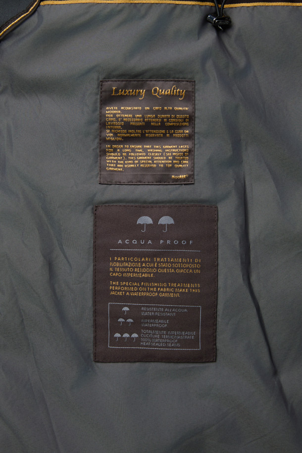 무레르(MOORER) 엘슨 3웨이 트렌치코트 다운은 남성용 아우터로, 클래식한 디자인과 뛰어난 보온성을 자랑합니다. 봄, 가을, 겨울 세 계절 모두 착용 가능하며, 일상 및 출근룩, 비즈니스 캐주얼, 모임룩 등 다양한 TPO에 활용할 수 있습니다. 롱 기장에 레귤러 핏으로 제작되었으며, 무지 패턴의 블랙 컬러로 시크하고 미니멀한 스타일을 연출합니다. 3웨이 디자인으로 분리형 이너와 다운 충전재를 사용하여 보온성을 극대화했으며, 버튼 여밈 방식과 긴 소매 기장으로 세련된 마무리를 더했습니다.
