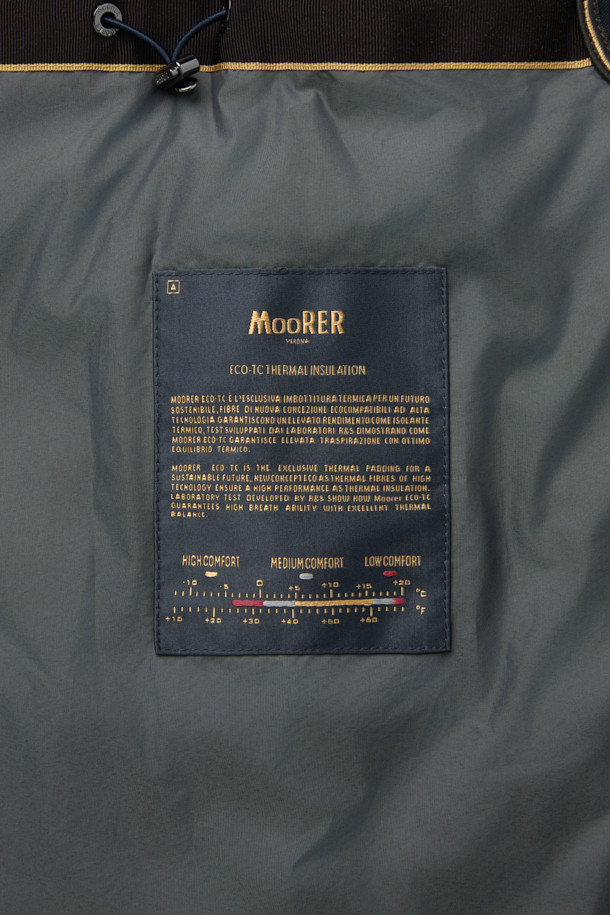 무레(MOORER) 엘슨 3웨이 트렌치코트 다운 네이비는 가을과 겨울, 출근룩과 비즈니스 캐주얼에 적합한 남성용 아우터입니다. 클래식하고 미니멀한 스타일의 이 트렌치코트는 레귤러 핏에 레귤러 기장으로, 무지 패턴의 네이비 컬러가 특징입니다. 버튼 여밈 방식과 긴 소매 디자인에, 탈부착 가능한 이너와 구스다운 충전재를 사용하여 보온성과 경량성을 동시에 갖췄습니다. 3웨이 디자인으로 다양한 스타일 연출이 가능하며, 일상에서 폭넓게 활용할 수 있습니다. 나일론 소재로 제작되어 튼튼하며, 세련된 디자인으로 완성도를 높였습니다.
